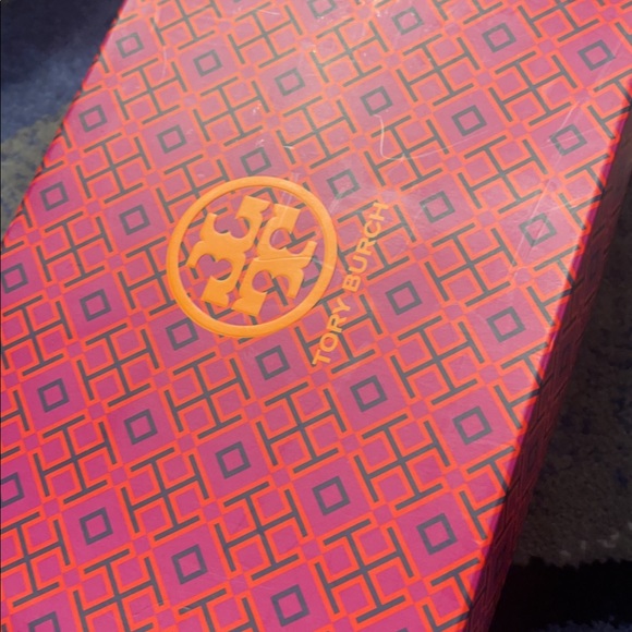 Brand New Tory sneakers 😍 woman’s size 8 can fit up to 8/12 - Picture 1 of 3